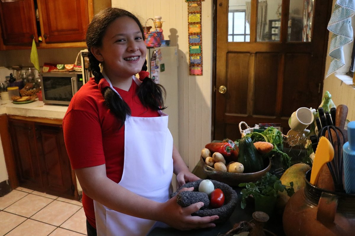 Emily en la cocina de la casa de sus abuelos maternos donde aprendió a cocinar desde que tenia 4 años (Foto Prensa Libre: María José Longo).