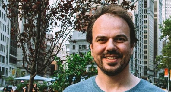 A Rupert se le ocurrió la idea de crear una página web para encontrar habitaciones por su experiencia personal. (JOSE TUTIVEN)