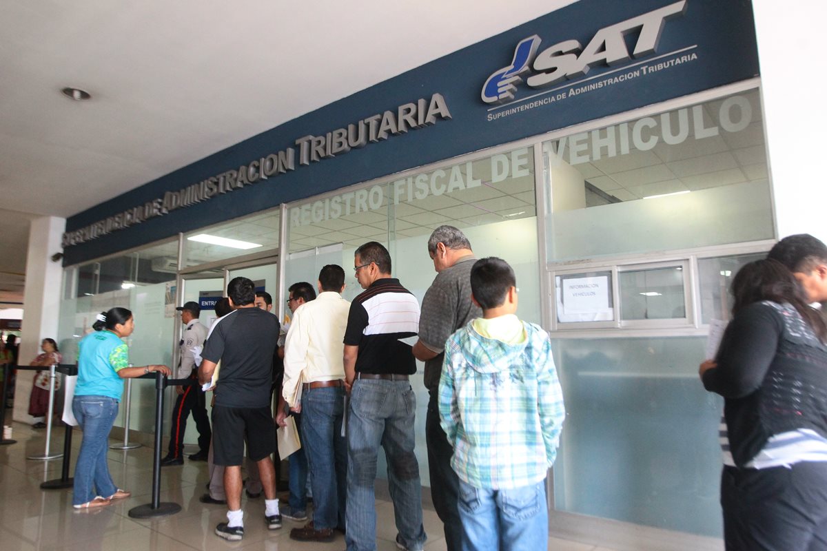 La SAT reveló que la recaudación neta, al cierre del 2015, alcanzó los Q49 mil 724.3 millones. (Foto Prensa Libre: Esteban Arreola)