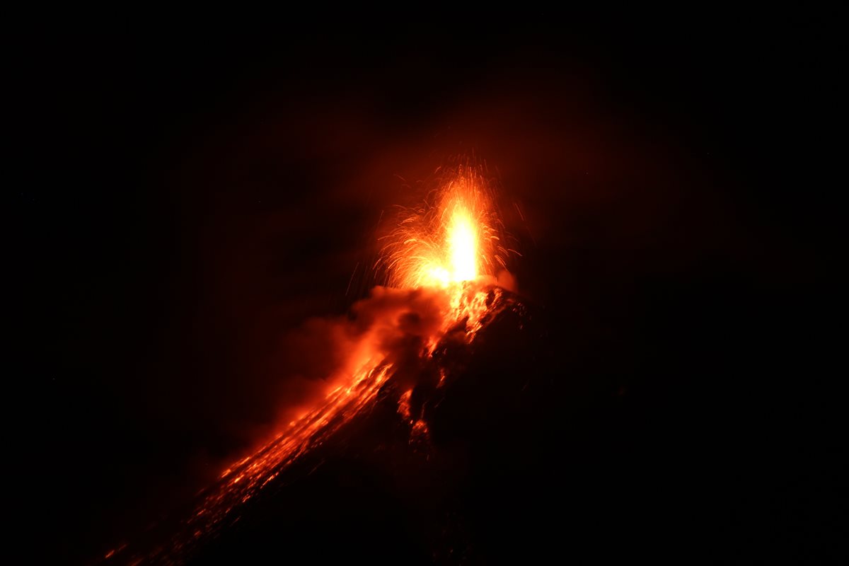 Vista del Volcán de Fuego desde Sacatepéquez. (Foto Prensa Libre: Miguel López)