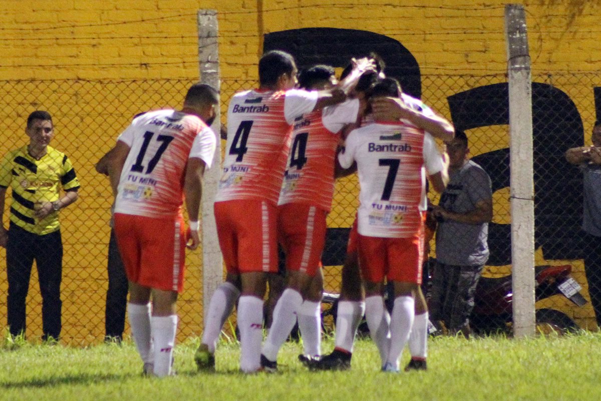 Los jugadores de Deportivo Mictlán festejan luego de la anotación de Sebastián Gularte. (Foto Prensa Libre: Hugo Oliva)