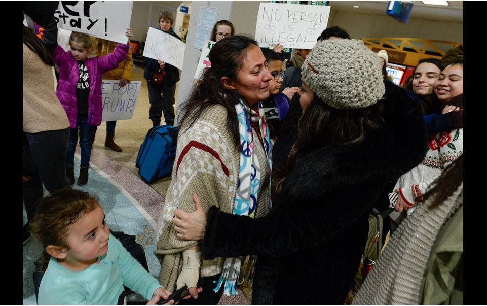 La guatemalteca María García Santiago fue deportada de EE.UU. y regresa al país junto a sus cuatro hijos. (Foto Prensa Libre: www.sltrib.com)
