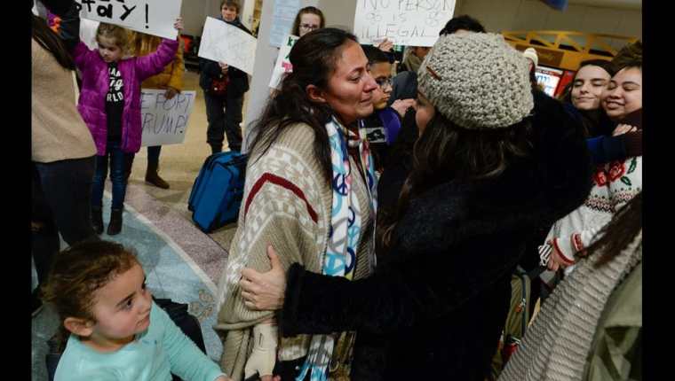 La guatemalteca María García Santiago fue deportada de EE.UU. y regresa al país junto a sus cuatro hijos. (Foto Prensa Libre: www.sltrib.com)