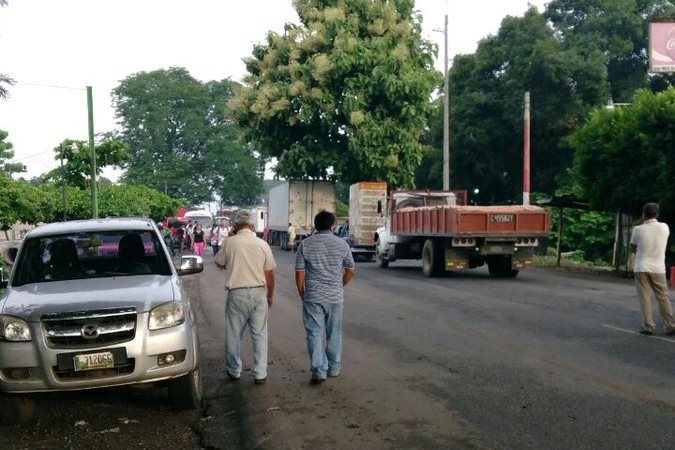 Paso de vehículos en el km 240 de la ruta a suroccidente, Pajapita, San Marcos, permanece bloqueado por vecinos. (Foto Prensa Libre: Stereo 100 Xela)