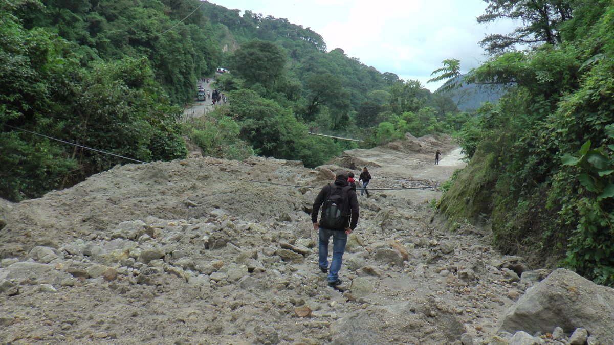 El cerro Lec vuelve a dejar incomunicados a los pobladores. (Foto Prensa Libre: Ángel Julajuj)