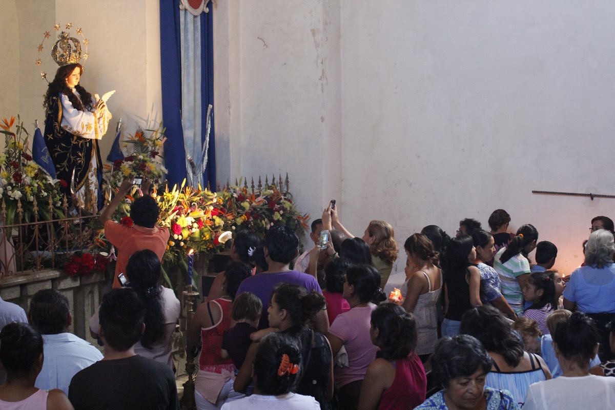Fieles veneran a la Virgen de Concepción, en Escuintla. (Foto Prensa Libre: Melvin Sandoval)