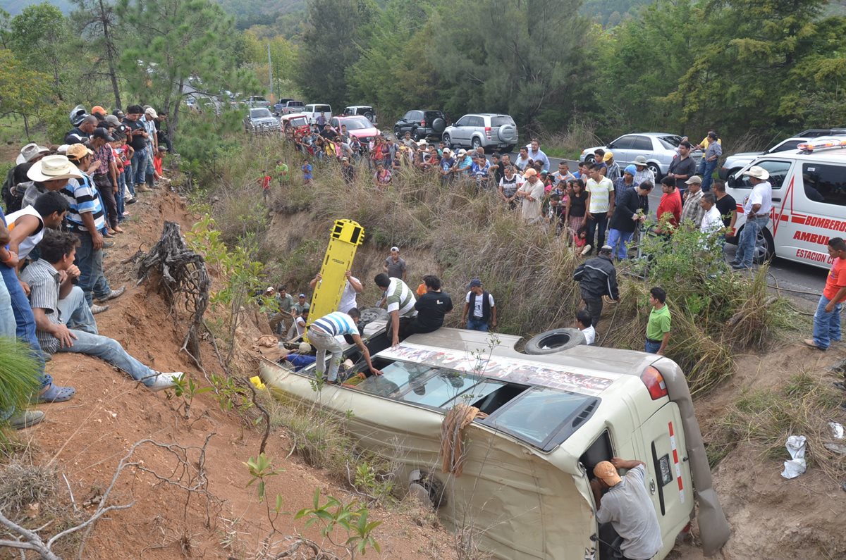 Socorristas y vecinos trabajan para rescatar a los heridos. (Foto Prensa Libre: Oswaldo Cardona)
