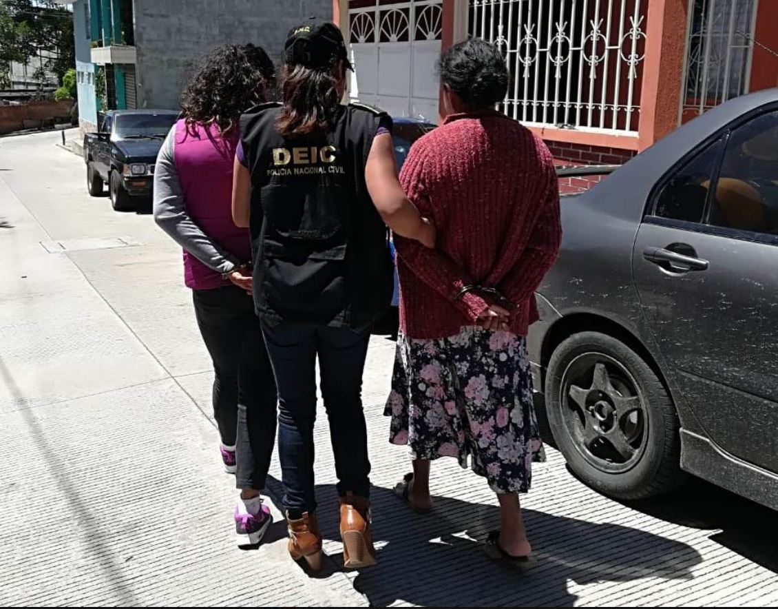 Dos de las capturadas señaladas de estafa en San Marcos. (Foto Prensa Libre: PNC).