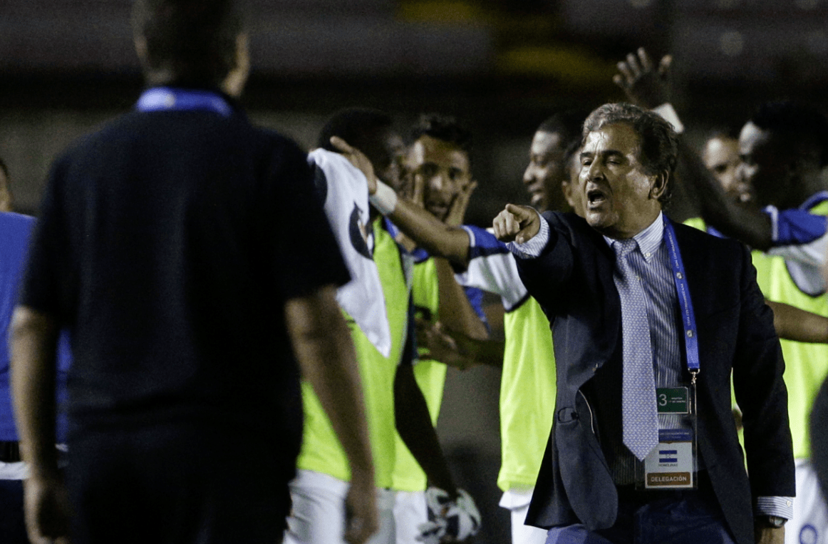 Jorge Luis Pinto protagonizó un altercado en la Copa Uncaf que se realiza en Panamá. (Foto Prensa Libre: AP)