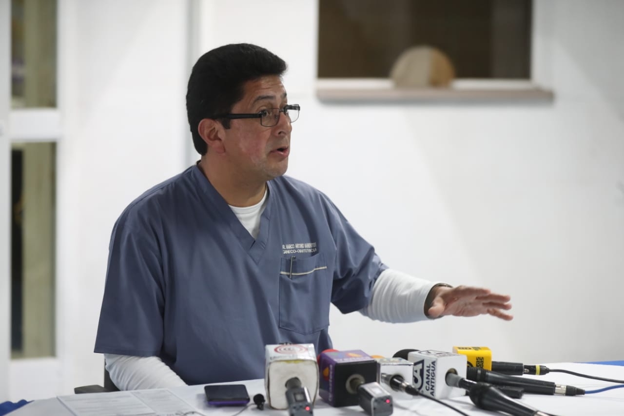 El director de hospital Roosevelt, Marco Antonio Barrientos, informó que el estado de los pacientes que ingresaron por el bombazo en el bus de la ruta 32, están estables. (Foto Prensa Libre: Óscar Rivas)
