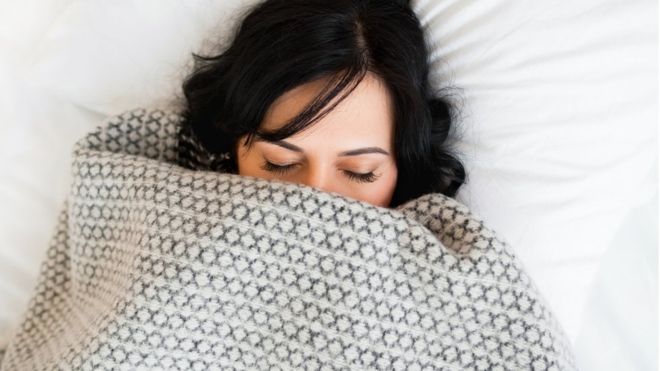 Una hora extra de sueño puede tener un impacto positivo importante en la salud. (Foto Prensa Libre: Getty Images)