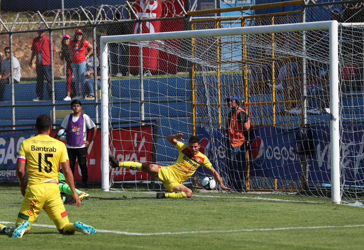 Gastón Puerari anotó el primer gol para los escarlatas. (Foto Prensa Libre: Jorge Ovalle)