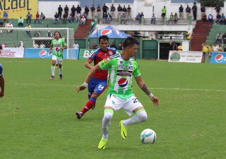 Alejandro Díaz durante el juego entre Antigua GFC y Xelajú MC en el estadio Pensativo. (Foto Prensa Libre: Renato Melgar)