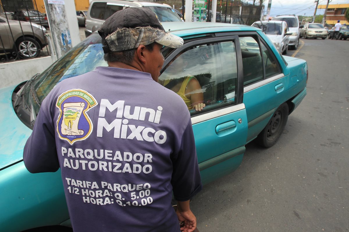 Los cuidadores de carros también ofrecen sus servicios como lavadores. (Foto Prensa Libre: Estuardo Paredes)