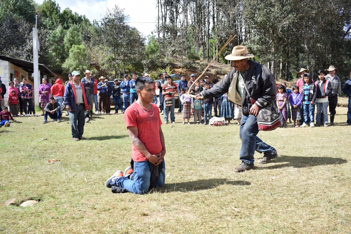 Autoridad comunitaria de Chiul, Santa Cruz del Quiché, azota a Calixto Elías Mendoza. (Foto Prensa Libre: Héctor Cordero).