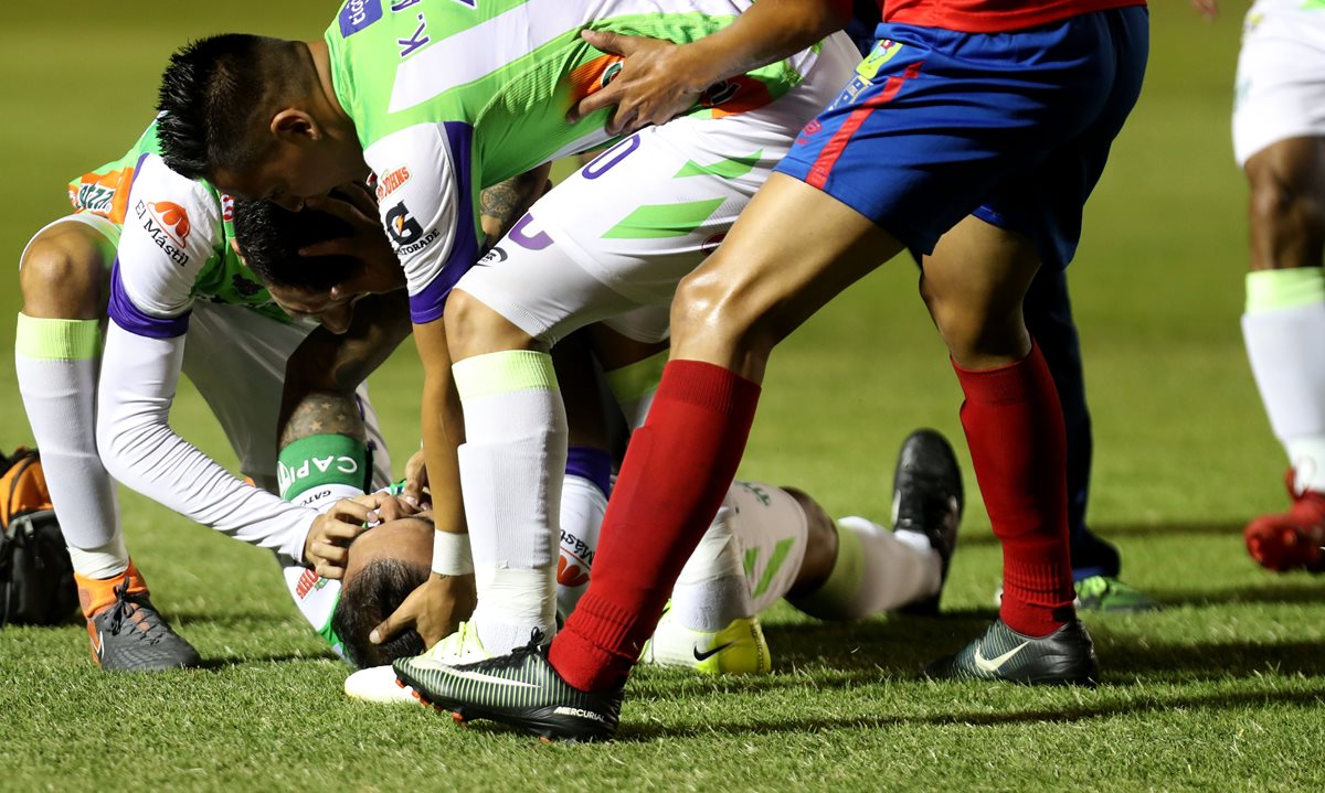 Allen Yanes, jugador de Antigua, prácticamente le salvó la vida a Contreras al atenderlo rápidamente para evitar que se mordiera la lengua. (Foto Prensa Libre: Carlos Vicente)