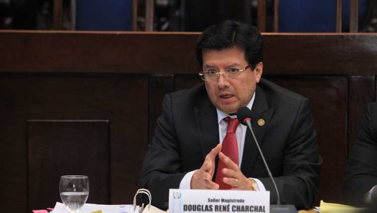 En el Congreso 136 diputados votaron a favor de retirar el derecho de antejuicio al magistrado Douglas Charchal. (Foto Prensa Libre: Ercik Ávila)