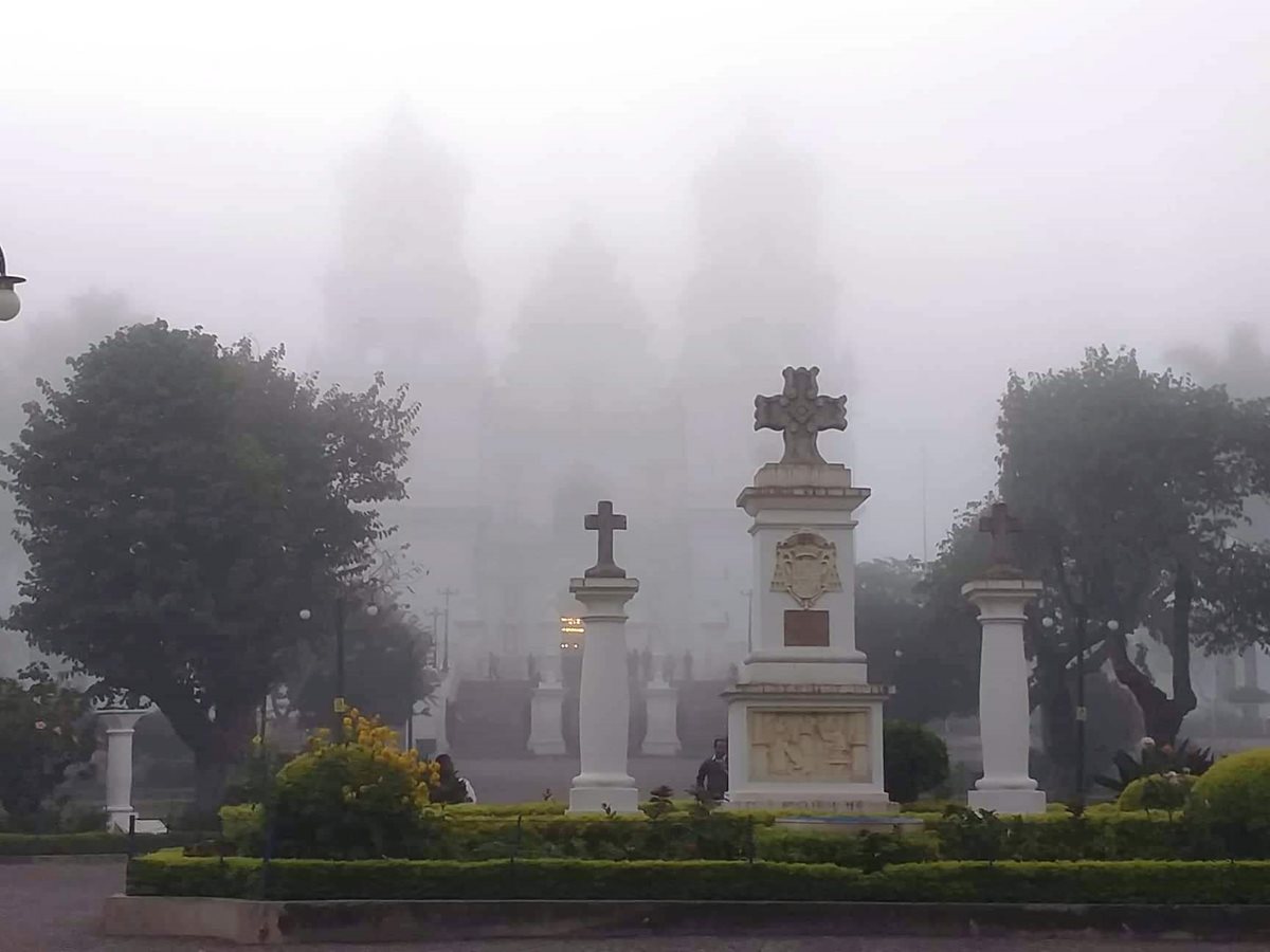 La neblina cubrió esta mañana la Basílica del Santo Cristo Crucificado de Esquipulas. (Foto Prensa Libre: Mario Morales)