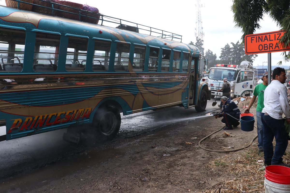 Una de las llantas traseras del autobús estalló y prendió en llamas. (Foto Prensa Libre: Víctor Chamalé)
