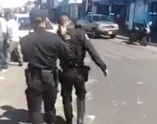 Vecinos grabaron a policías ebrios en La Florida, zona 19. (Foto: Facebook)