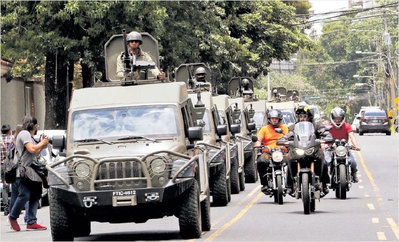 Unidades de uso militar J8 circularon frente a la sede de la Cicig y la Embajada de EE. UU. el 31 de agosto. (Foto Prensa Libre: Hemeroteca PL)
