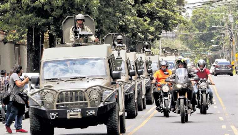 Unidades de uso militar J8 circularon frente a la sede de la Cicig y la Embajada de EE. UU. el 31 de agosto. (Foto Prensa Libre: Hemeroteca PL)