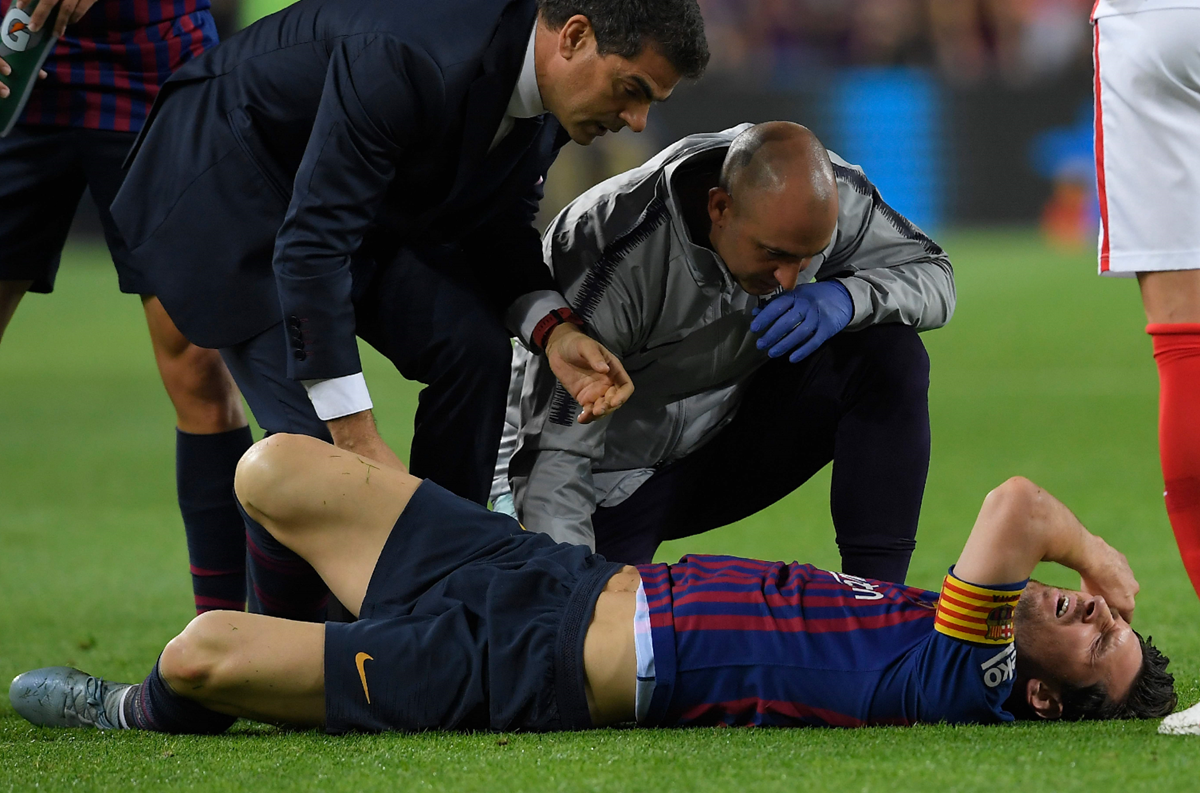 Lionel Messi se lesiona el codo derecho y debe salir del partido frente al Sevilla. (Foto Prensa Libre: AFP)