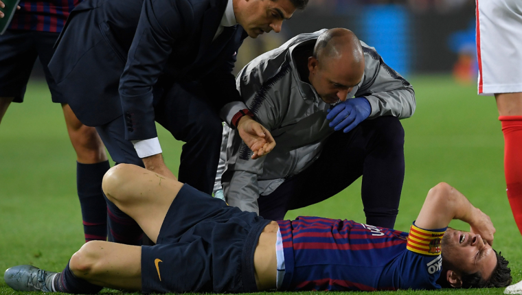 Lionel Messi se lesiona el codo derecho y debe salir del partido frente al Sevilla. (Foto Prensa Libre: AFP)