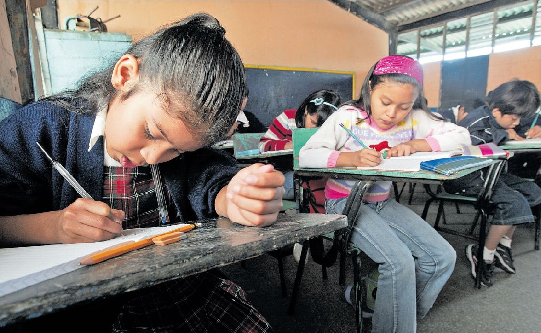 El ciclo escolar en las escuelas públicas concluirá el 27 de octubre próximo, como parte de las medidas de ampliación del Ministerio de Educación. (Foto Prensa Libre Hemeroteca PL)