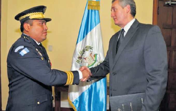 El comisario Nery Benito, cuando fue juramentado por el ministro Enrique Degenhart.(Foto Prensa Libre: Hemeroteca PL)