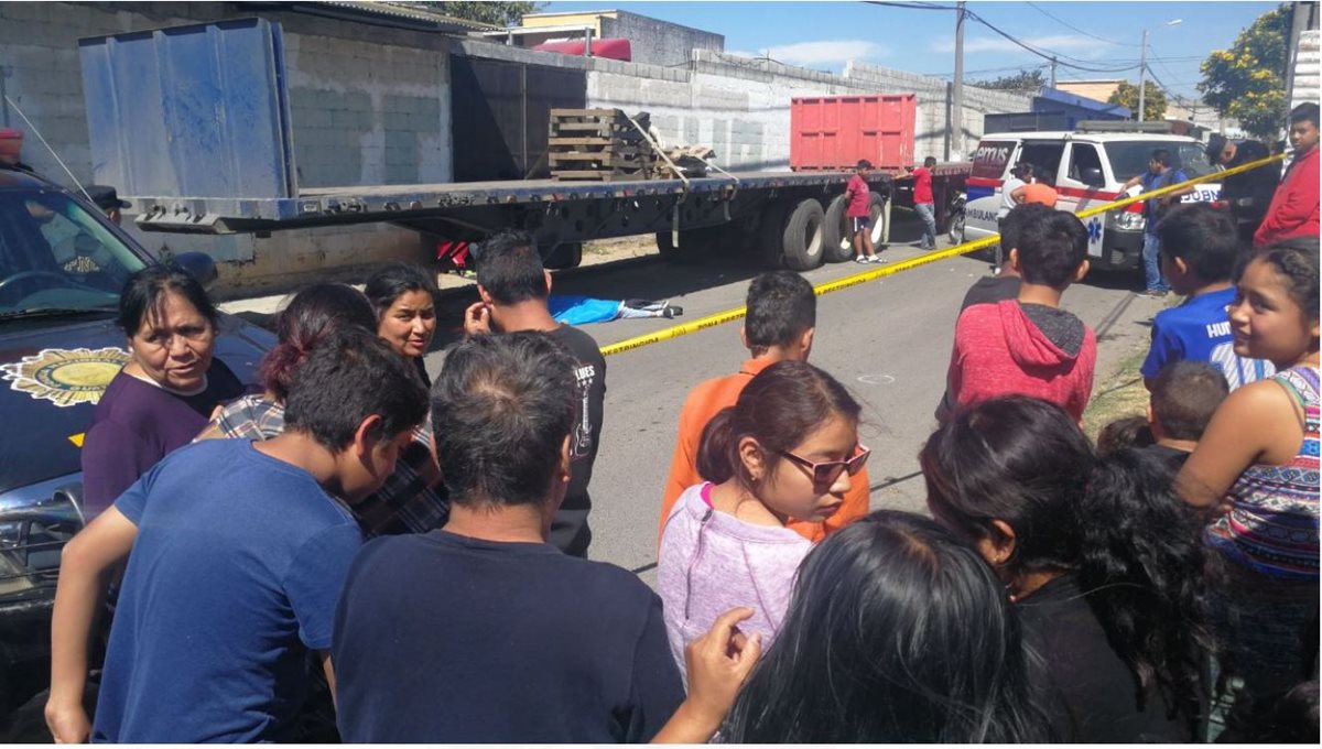 El cuerpo del joven quedó debajo de una plataforma de tráiler. (Foto Prensa Libre: Érick Ávila)