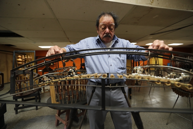 El compositor Joaquín Orellana combina música electroacústica con instrumentos elaborados por él. (Foto Prensa Libre: Erick Avila)