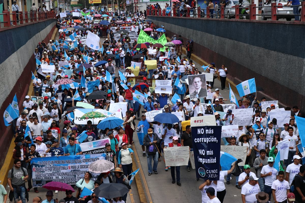 Unos 20 mil quetzaltecos participan en la marcha pacífica del 20 de septiembre. (Foto Prensa Libre: María José Longo)