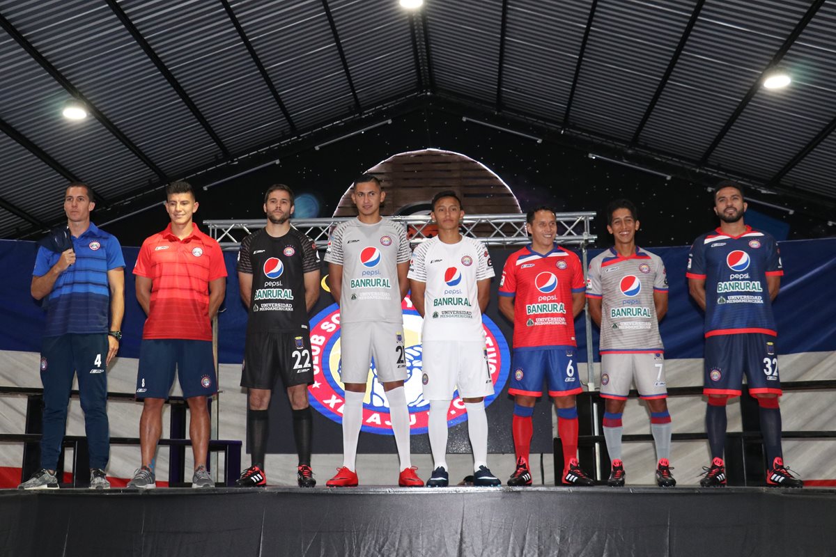 Los jugadores del Xelajú MC lucen los nuevos uniformes que vestirán en la temporada 2018-2019. (Foto Prensa Libre: Raúl Juárez)