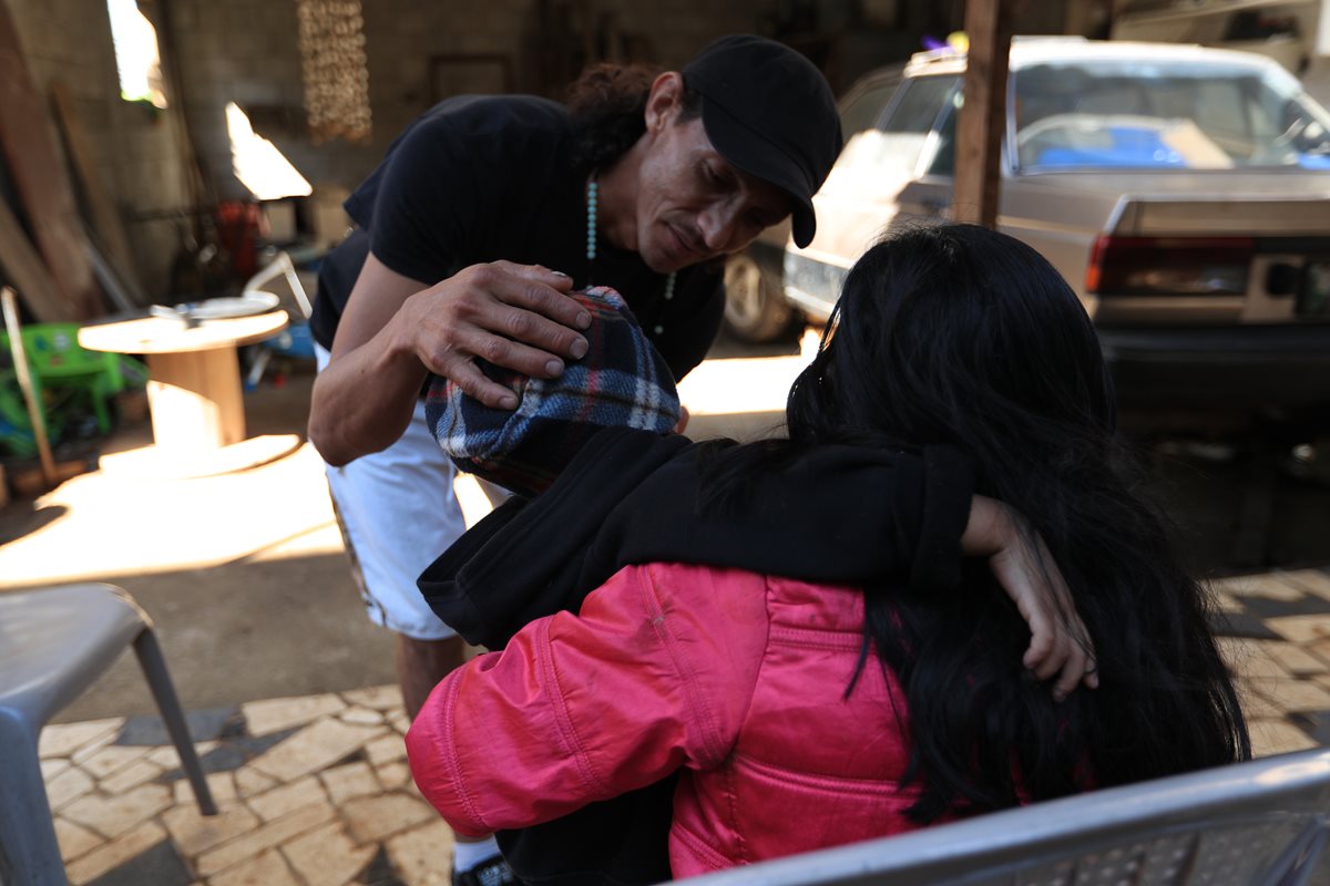 Aunque de forma temporal no tienen la custodia, Raquel Elizabeth Pelén y Eddy Hernández se reúnen con su hijo, en Villa Canales. (Foto Prensa Libre: Carlos Hernández Ovalle)