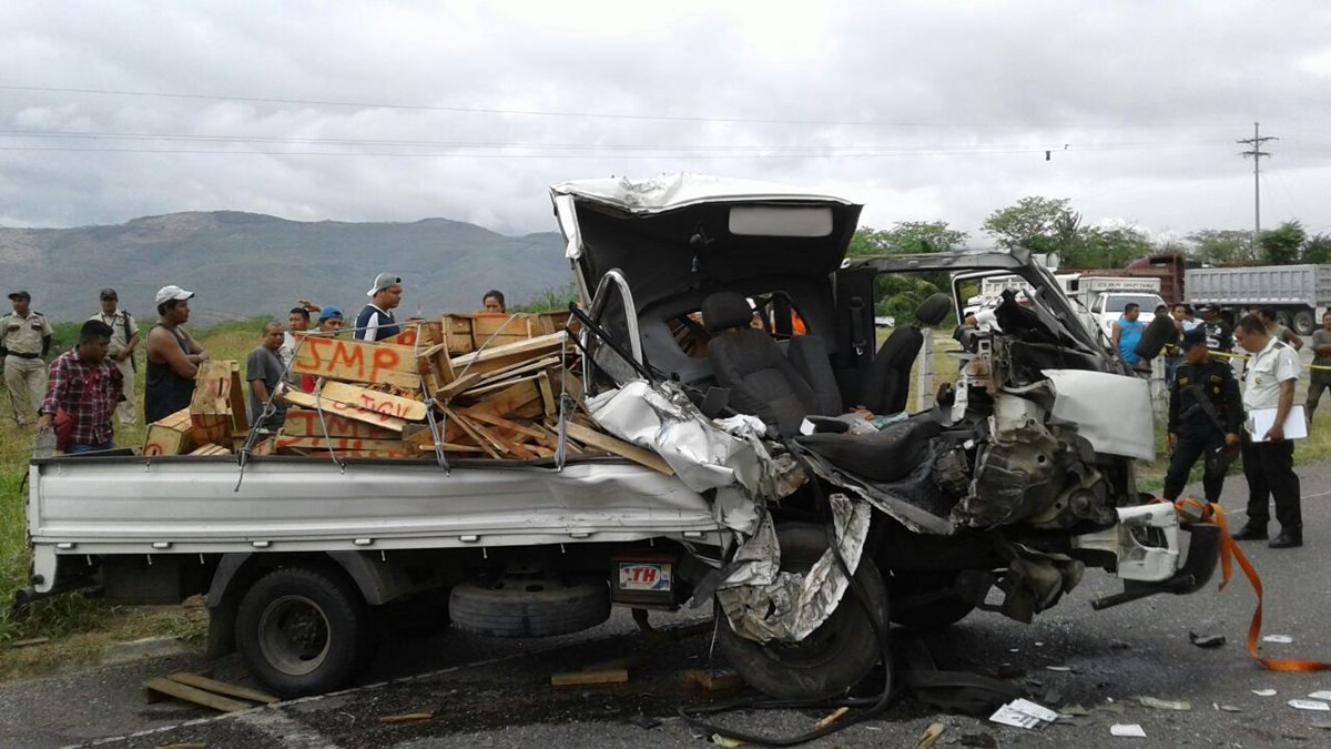 Camión queda destruido luego de choque en ruta al Atlántico, donde murió un hombre. (Foto Prensa Libre: Hugo Oliva)