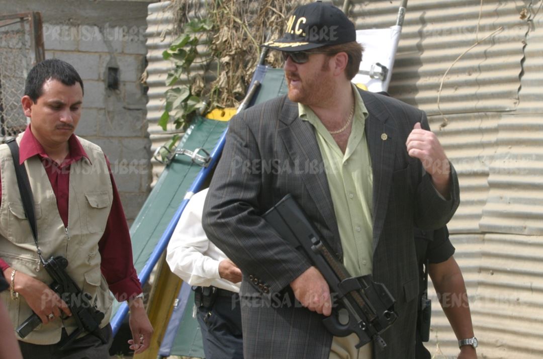 El exdirector de la PNC, Erwin Sperisen, captado durante un operativo policial en noviembre de 2004. (Foto Prensa Libre: Hemeroteca PL)