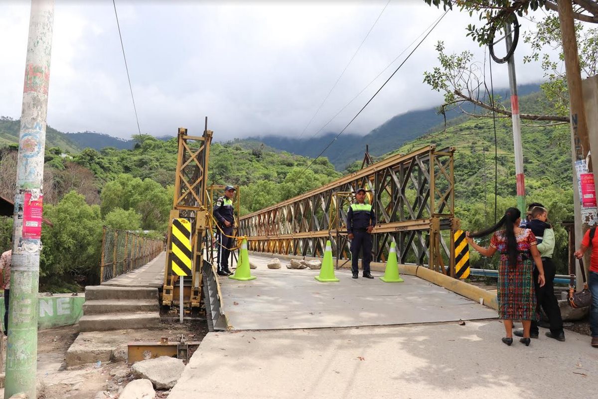 Agentes de PMT restringen el paso sobre el puente Bailey en Sacapulas, Quiché. (Foto Prensa Libre: Héctor Cordero)
