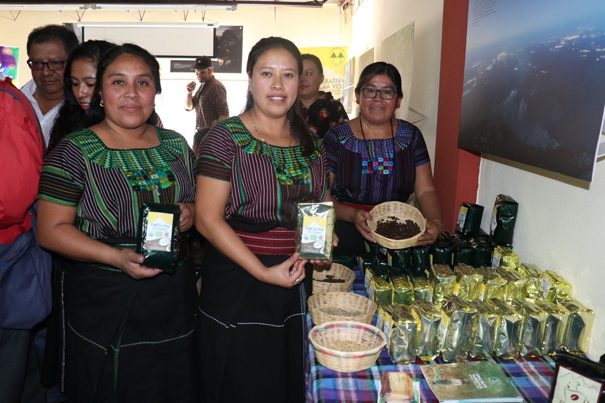 Integrantes de las distintas cooperativas de Atitlán hicieron la presentación oficial en Quetzaltenango para tener ese vinculo de corredor turístico regional. (Foto Prensa Libre: Raúl Juárez)