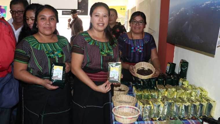 Integrantes de las distintas cooperativas de Atitlán hicieron la presentación oficial en Quetzaltenango para tener ese vinculo de corredor turístico regional. (Foto Prensa Libre: Raúl Juárez)