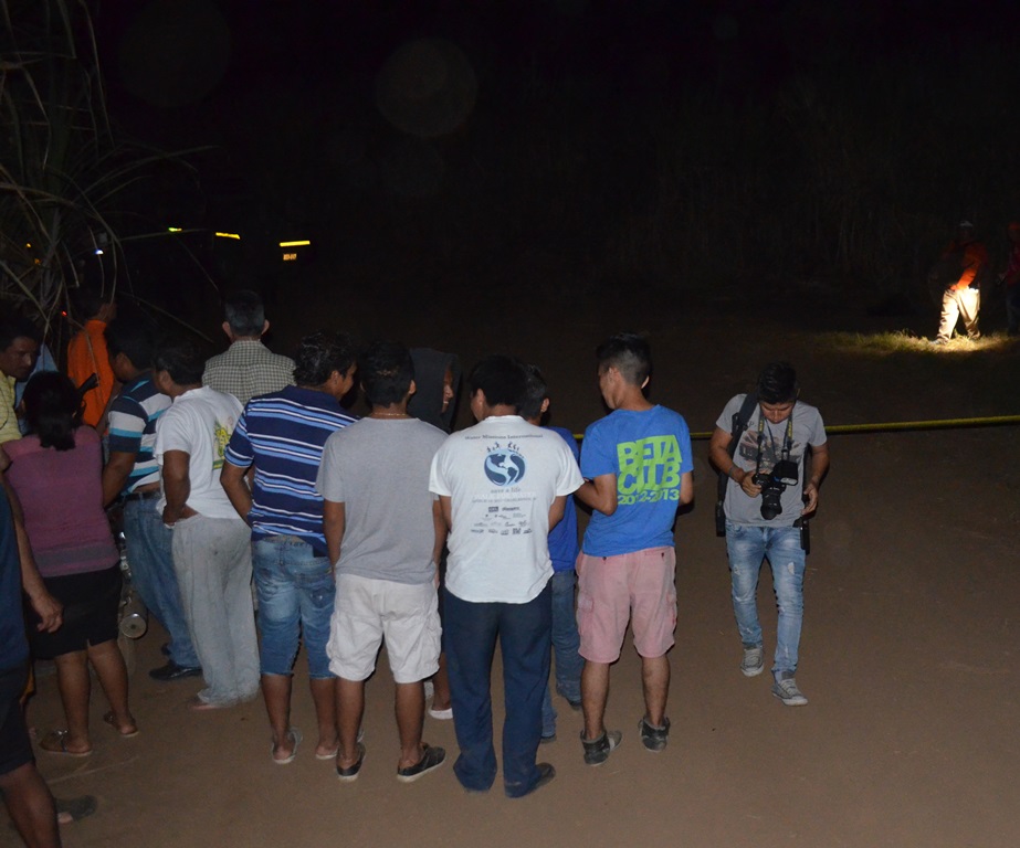 Curiosos permanecen en el lugar donde murió balado Israel Ordóñez, en Retalhuleu. (Foto Prensa Libre: Jorge Tizol).