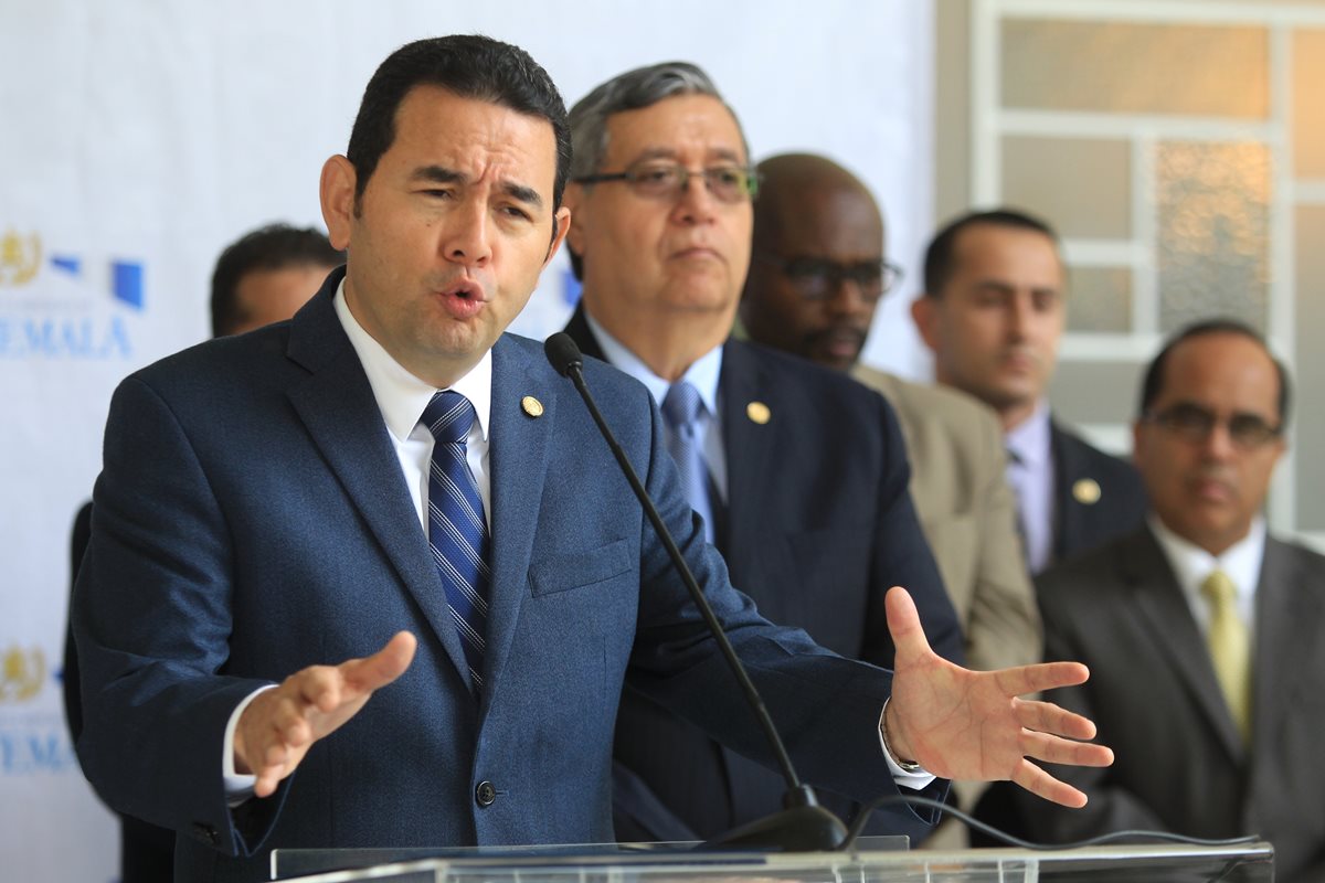 Morales expone su molestia por las citaciones de funcionarios al Congreso, en conferencia de prensa. (Foto Prensa Libre: Esbin García)