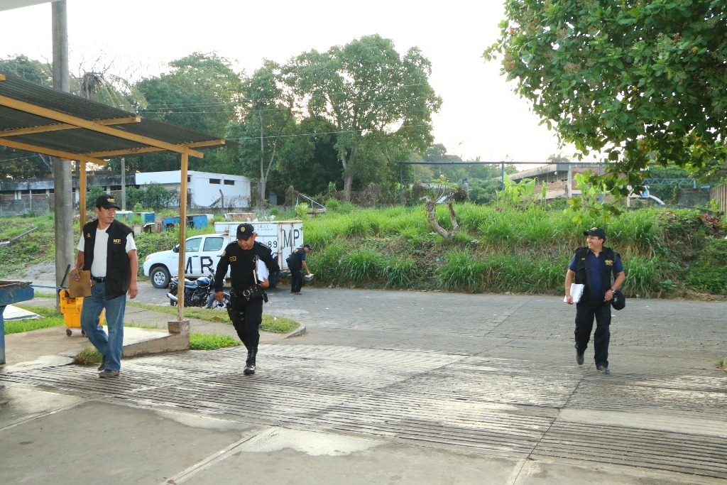 Investigadores inspeccionan el lugar donde ocurrió un ataque armado en el parcelamiento Caballo Blanco, Retalhuleu. (Foto Prensa Libre: Rolando Miranda).