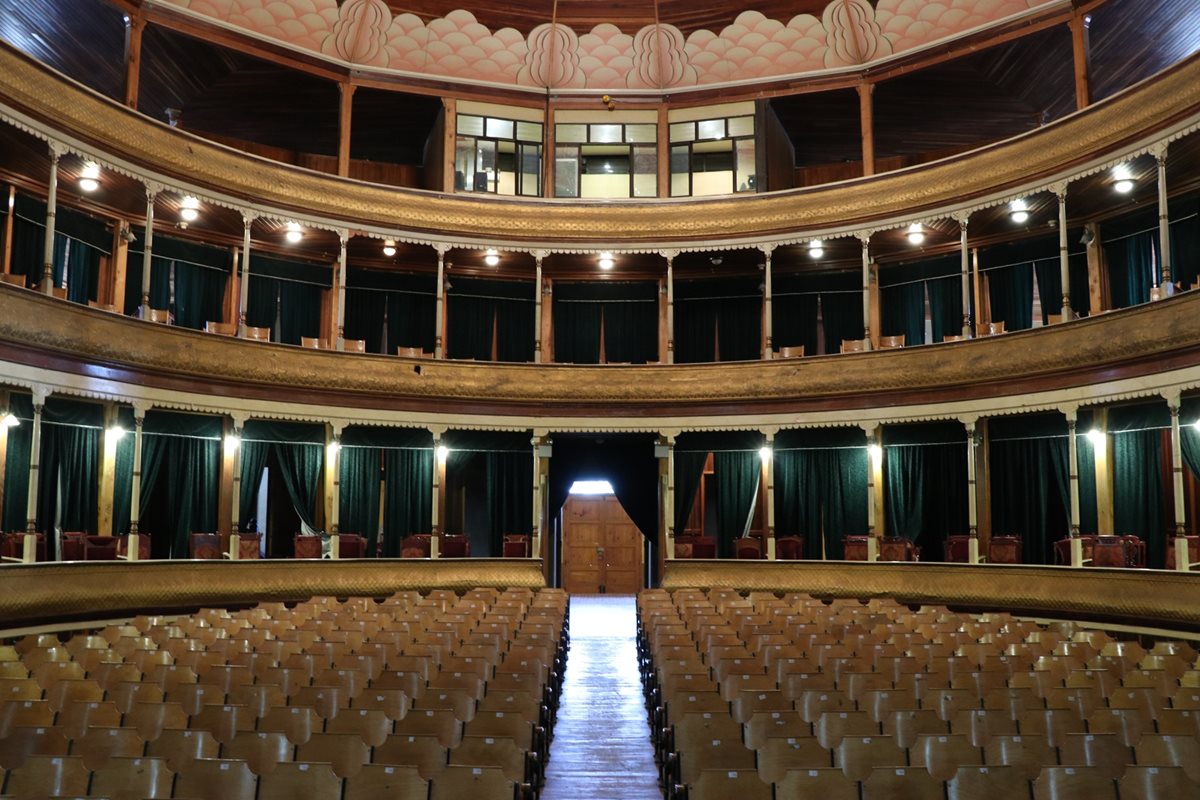 El uso del Teatro Municipal de Quetzaltenango, construido hace 112 años, será regulado por la comuna. (Prensa Libre: María Longo)