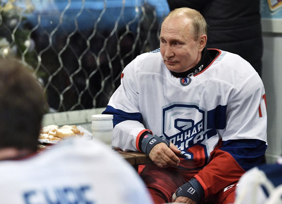 Vladímir Putin despidió el año jugando al hockey en la Plaza Roja. (Foto Prensa Libre: EFE).