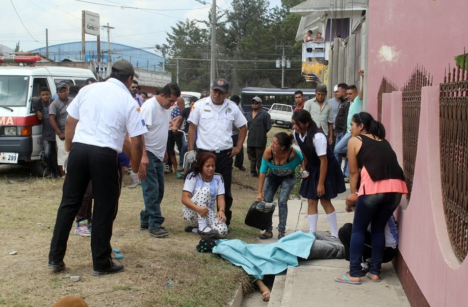 Familiares llegan al lugar a identificar el cadáver del adolescente. (Foto Prensa Libre: Hugo Oliva)