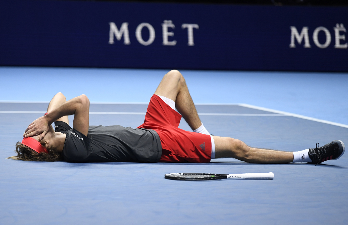 'El Principito' alemán, Alexander Zverev, no lo puede creer. A sus 21 años le ganó la final al serbio Novak Djokovic en Londres. (Foto Prensa Libre: EFE)