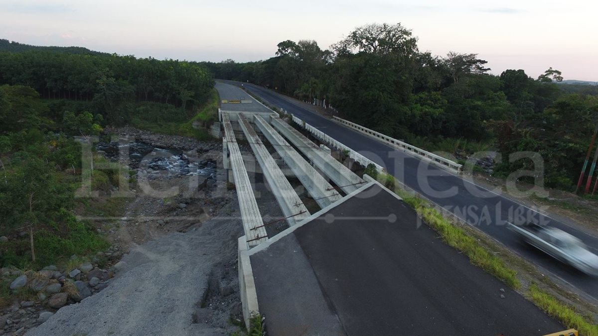 Las carreteras del país mantienen un avanzado deterioro, afectando el tránsito vehicular. (Foto Prensa Libre: Hemeroteca PL)