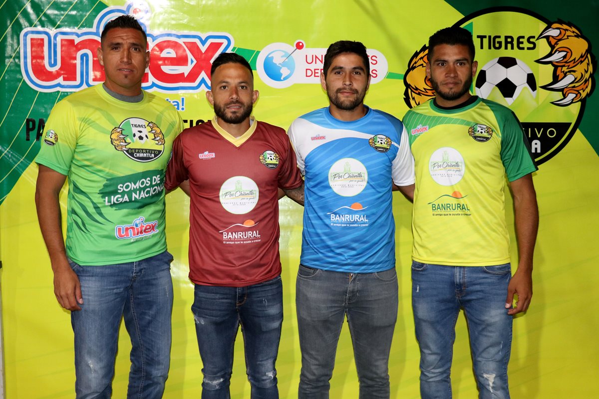 Jugadores de Deportivo Chiantla muestran el diseño del uniforme del cuadro de los Tigres que debutará este domingo contra Iztapa. (Foto Prensa Libre: Mike Castillo)