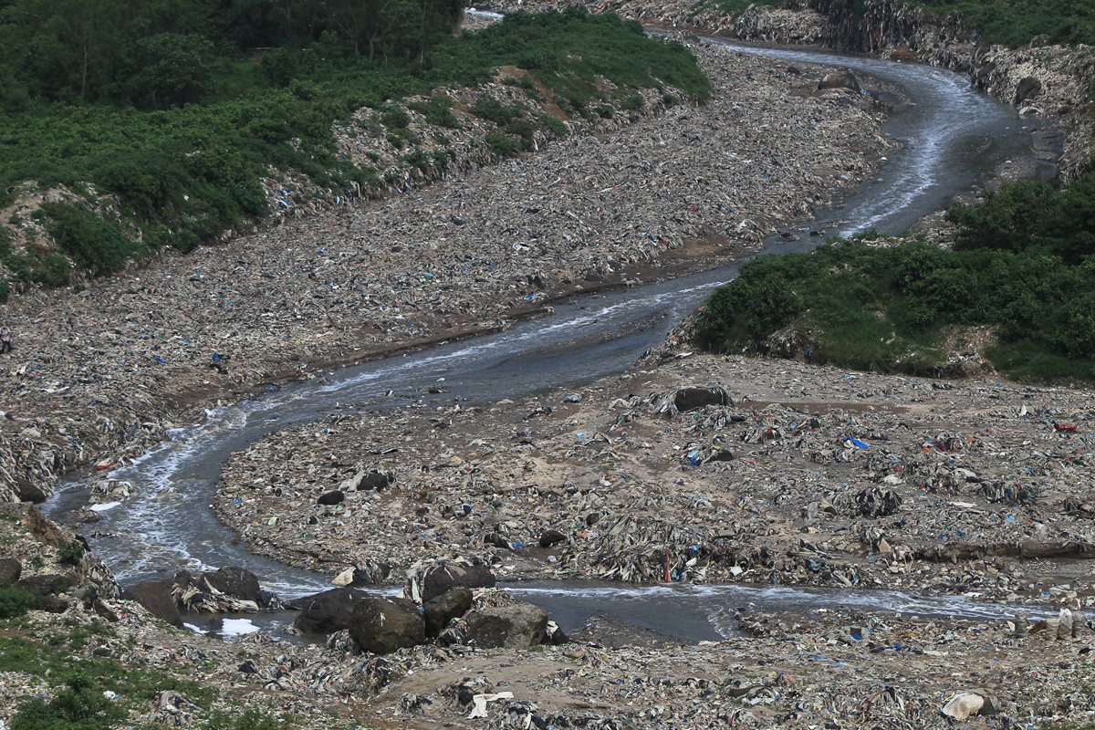 Miles de toneladas de basura llegan a Chinautla desde los municipios vecinos.(Foto Prensa Libre: Esbin García)